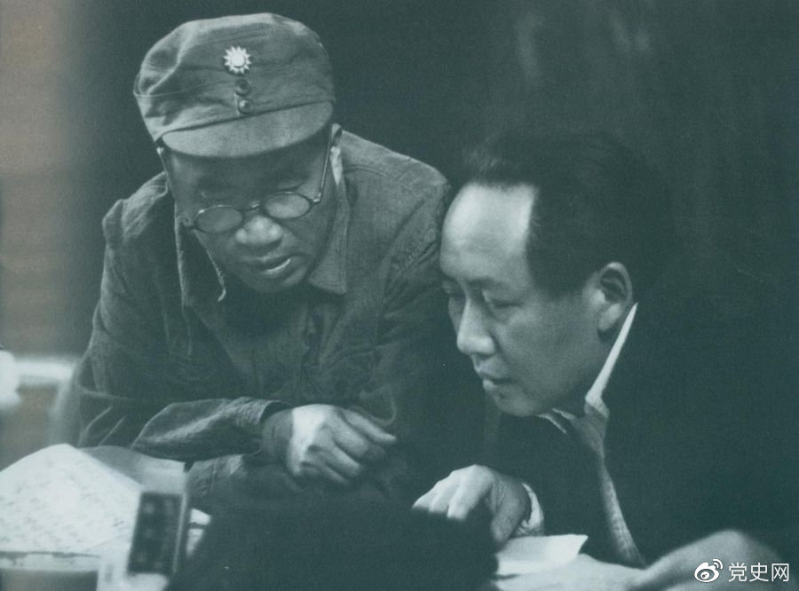 1945年4月,毛泽东和朱德在中国共产党第七次全国代表大会上。 1945年4月,毛泽东和朱德在中国共产党第七次全国代表大会上。